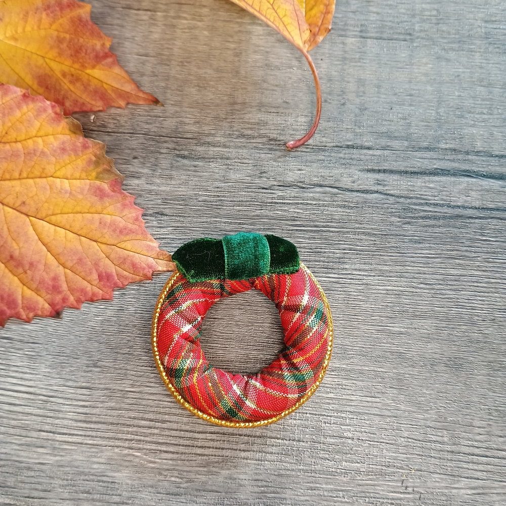 HOLIDAY SALE VTG 1984 Avon miniature plaid wreath brooch, Christmas core